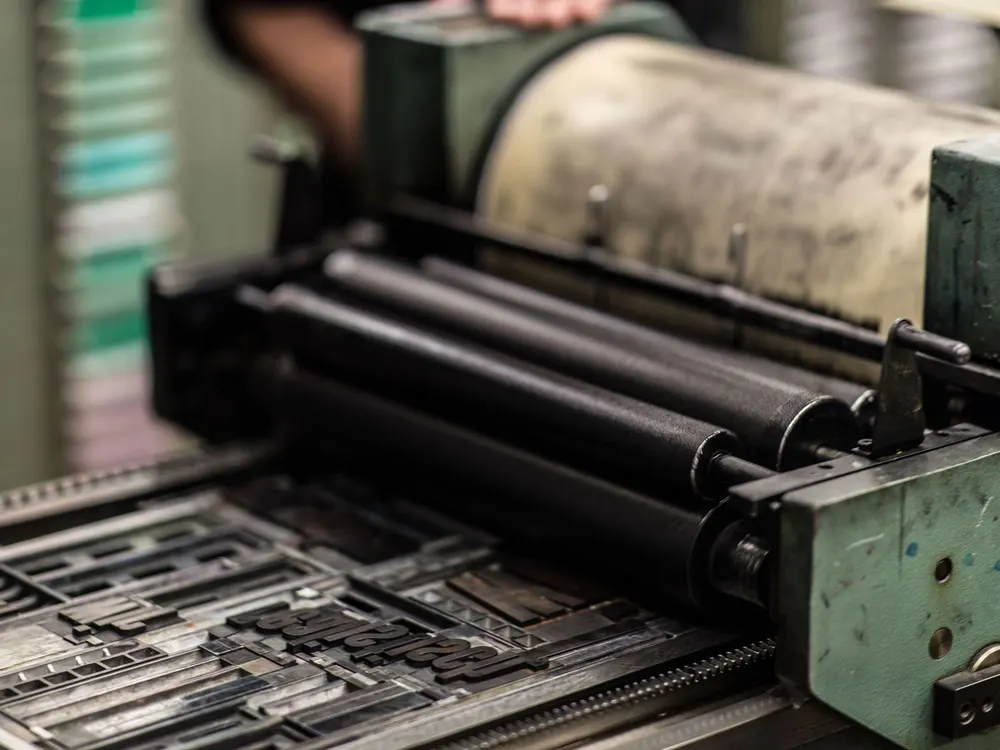 Presse typographique et caractères dans un atelier d'impression
