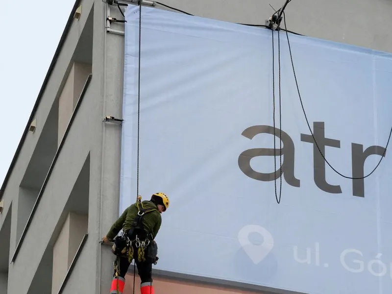 Pose d'une banderole grand format sur une façade