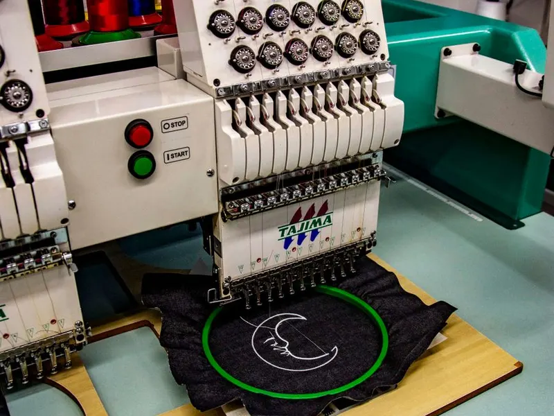 Broderie d'un logo sur un vêtement de travail